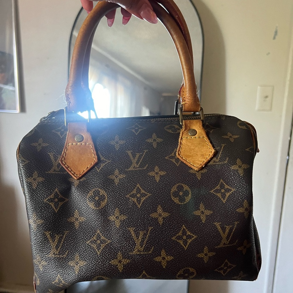 Louis Vuitton - Picture 2 of 6